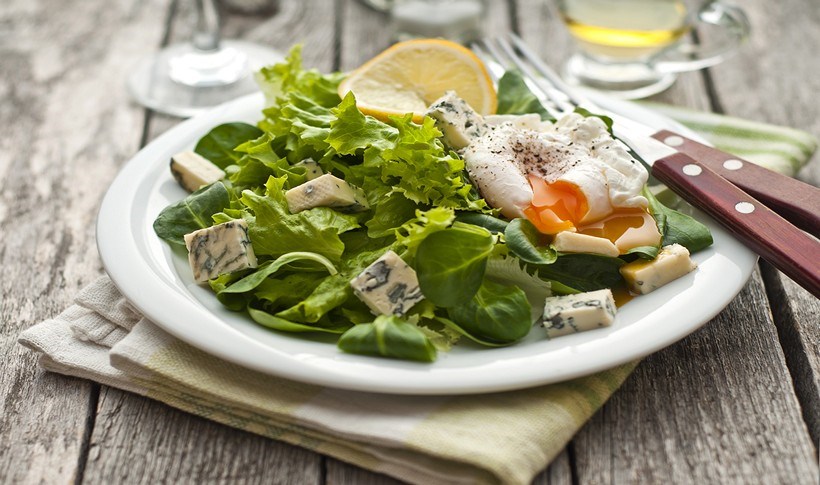 Ζεστή σαλάτα με σπανάκι και blue cheese