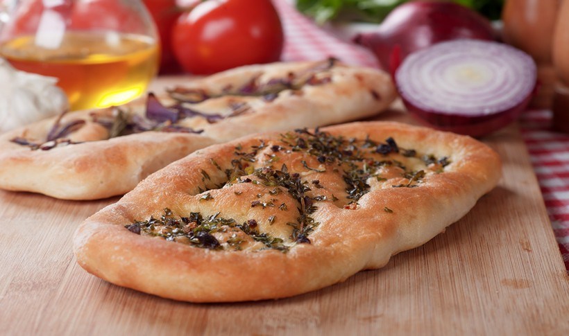 Φοκάτσια με ελιές και δεντρολίβανο