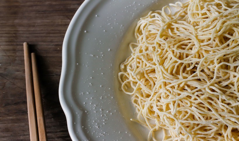 Noodles αυγού με φέτα και μυρωδικά