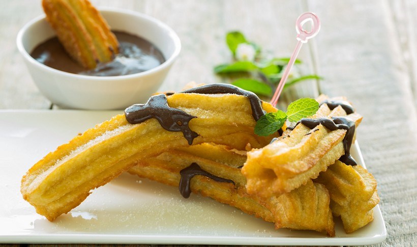 Τσούρος (churros) με ζεστή σάλτσα σοκολάτας
