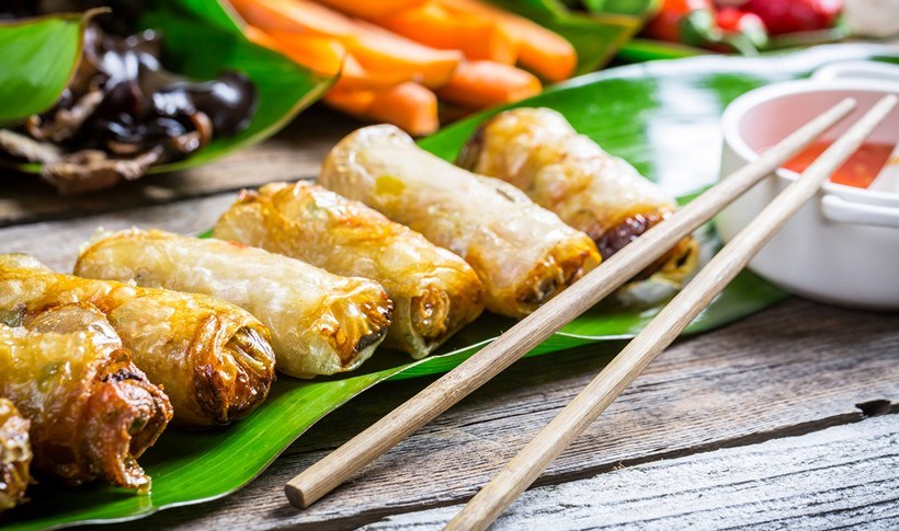 Τραγανά ανοιξιάτικα ρολά (spring rolls) με χοιρινό και γαρίδες