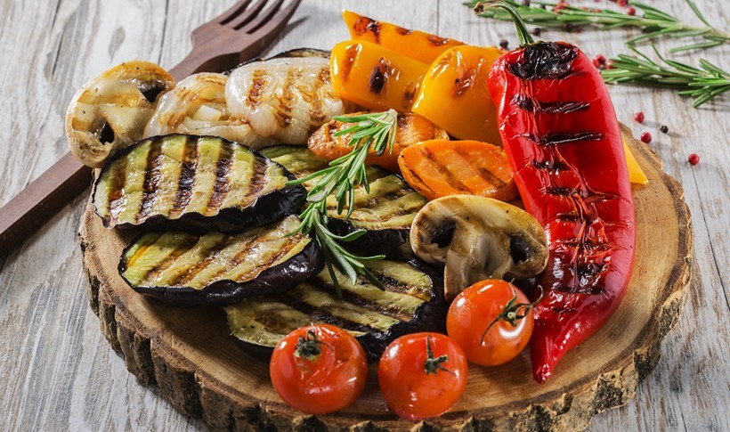 Ψητά λαχανικά με αρωματική σάλτσα βασιλικού