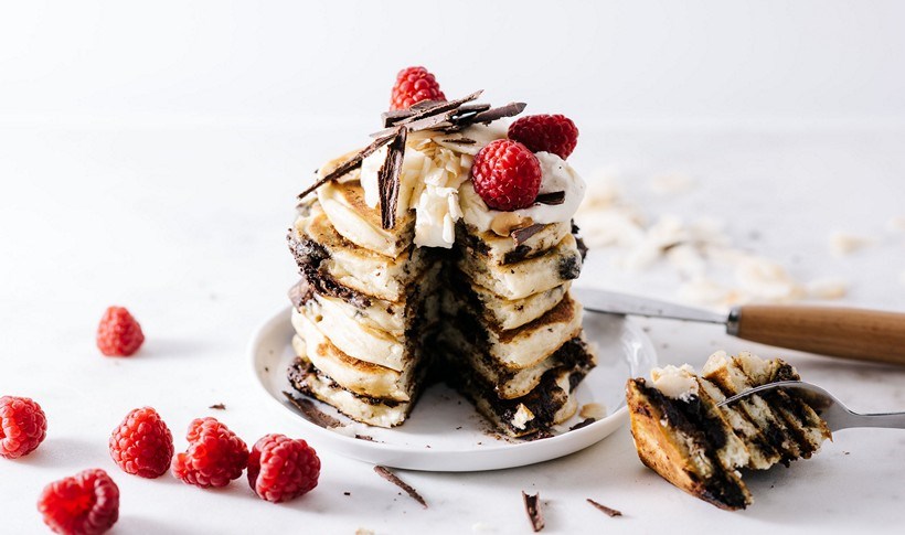 Αφράτα pancakes με κομμάτια σοκολάτας και καρύδα