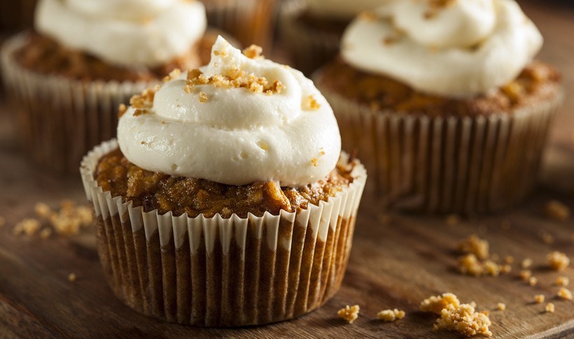 Cupcakes καρότου με επικάλυψη κρέμας τυριού