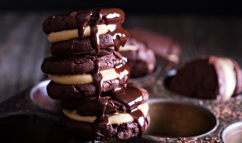 Σοκολατένια μπισκότα σαν brownies γεμιστά με φυστικοβούτυρο