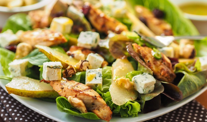 Ζεστή σαλάτα με ψητό κοτόπουλο, αχλάδι και blue cheese