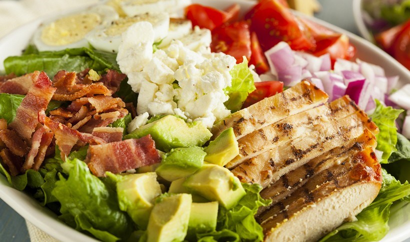 Σαλάτα cobb με κοτόπουλο, αυγό και αβοκάντο